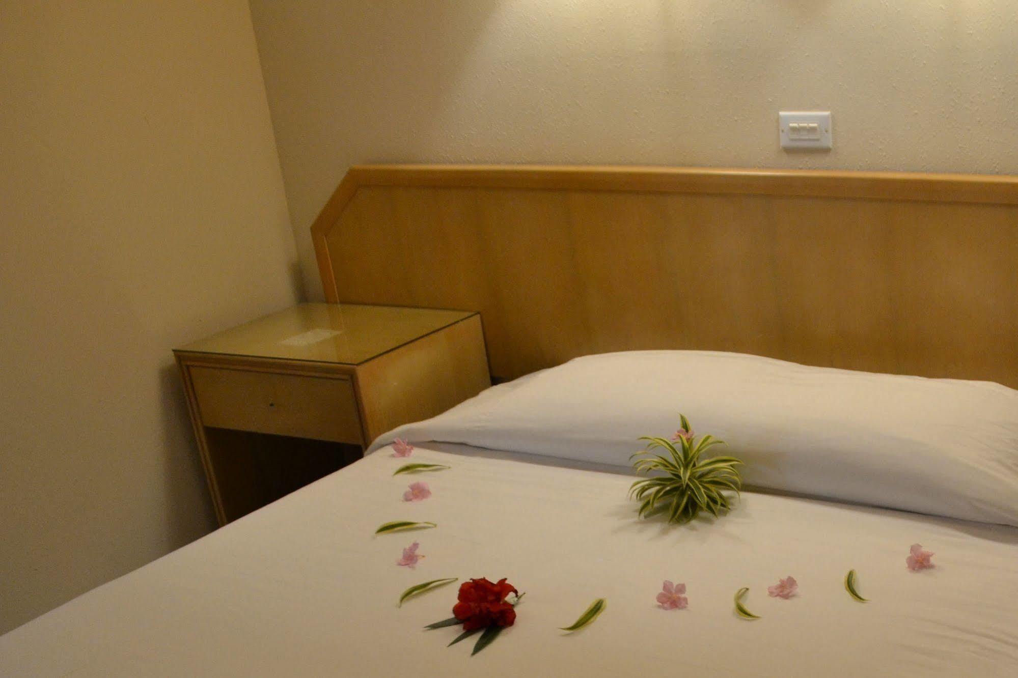 West Plaza Coral Reef Hotel Koror Exterior photo